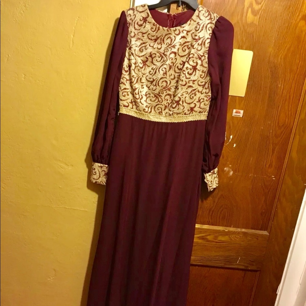 Long sleeved dress maroon and gold elegant